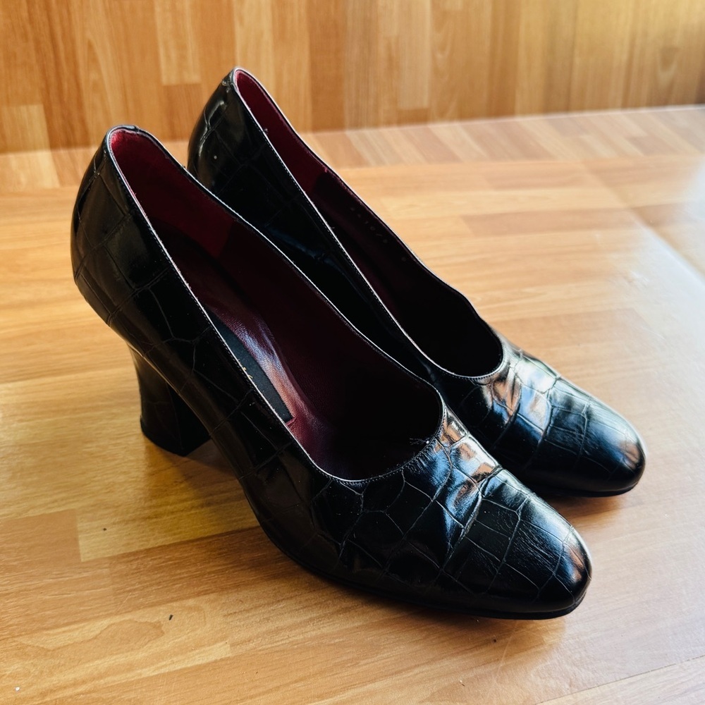 Donna Karan New York textured heels round toe pumps size 6